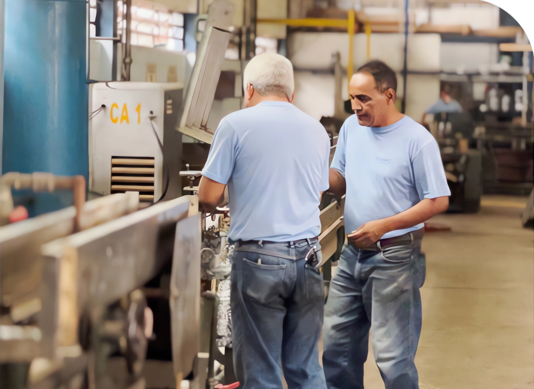 Técnico trabajando en planta